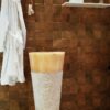 Umywalka wolnostojąca z onyksu PEDESTAL HAMMERED Umywalka wolnostojąca z onyksu PEDESTAL HAMMERED – w łazience z brązową okładziną ścienną