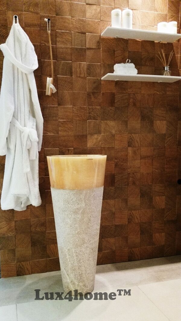 Umywalka wolnostojąca z onyksu PEDESTAL HAMMERED Umywalka wolnostojąca z onyksu PEDESTAL HAMMERED – w łazience z brązową okładziną ścienną