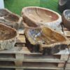 Umywalka z drewna skamieniałego LAPIS BROWN Umywalka z drewna skamieniałego LAPIS BROWN – misy z naturalnymi krawędziami na drewnianej palecie