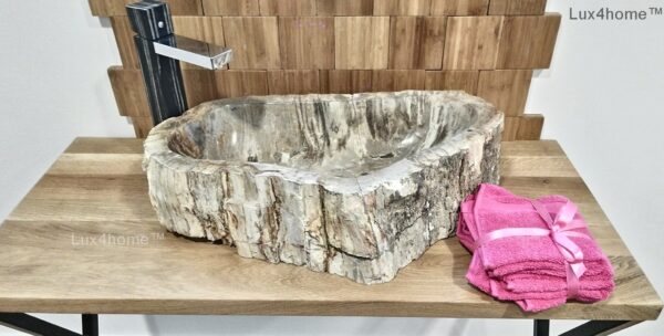 Umywalka z drewna skamieniałego LAPIS BROWN Umywalka z drewna skamieniałego LAPIS BROWN – polerowane wnętrze i naturalne boki na ekspozycji