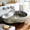 Umywalka z kamienia rzecznego LAVABO CUT Umywalka z kamienia rzecznego LAVABO CUT – na drewnianym blacie obok wanny