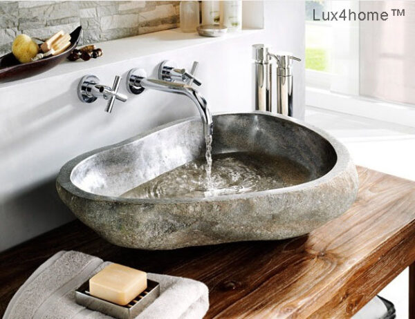 Umywalka z kamienia rzecznego LAVABO CUT Umywalka z kamienia rzecznego LAVABO CUT – na drewnianym blacie obok wanny