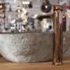 Umywalka z kamienia rzecznego LAVABO CUT Umywalka z kamienia rzecznego LAVABO CUT – naturalny zewnętrzny bok i polerowane wnętrze
