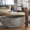 Umywalka z kamienia rzecznego LAVABO CUT Umywalka z kamienia rzecznego LAVABO CUT – na blacie z wysoką baterią