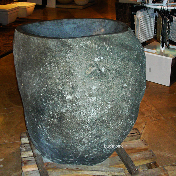 Umywalka z kamienia rzecznego SOLID PEDESTAL Umywalka z kamienia rzecznego SOLID PEDESTAL – ciemna bryła na drewnianej ekspozycji