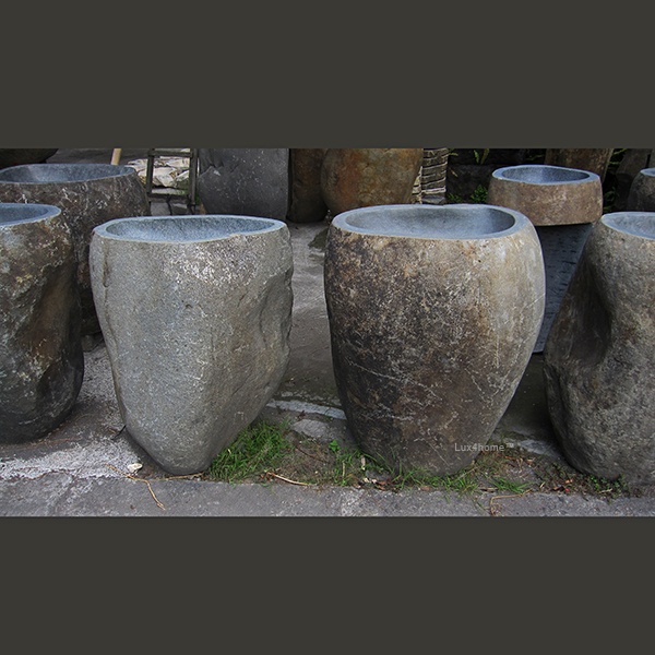 Umywalka z kamienia rzecznego SOLID PEDESTAL Umywalka z kamienia rzecznego SOLID PEDESTAL – dwie umywalki o odmiennych naturalnych kształtach
