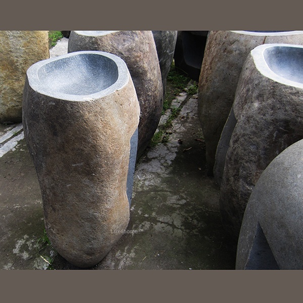 Umywalka z kamienia rzecznego SOLID PEDESTAL Umywalka z kamienia rzecznego SOLID PEDESTAL – wysoka bryła z gładką misą