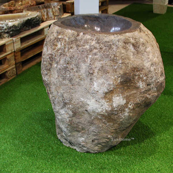 Umywalka z kamienia rzecznego SOLID PEDESTAL Umywalka z kamienia rzecznego SOLID PEDESTAL – nieregularna naturalna bryła na ekspozycji