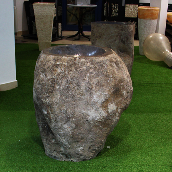 Umywalka z kamienia rzecznego SOLID PEDESTAL Umywalka z kamienia rzecznego SOLID PEDESTAL – naturalna powierzchnia kamienia i ciemne wnętrze misy