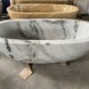 Wanna AURORA Carrara Thallo z kamienia krystalicznego Wanna AURORA Carrara Thallo z kamienia krystalicznego – jasna misa z ciemnymi pasami na ekspozycji