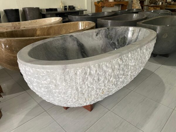 Wanna SOLARA Carrara Thallo z kamienia krystalicznego Wanna SOLARA Carrara Thallo z kamienia krystalicznego – fakturowane boki i polerowane wnętrze na ekspozycji