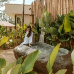 Kamienna wanna do kąpieli lodowych w Twinpalms Phuket: realizacja Eclipse 1 Wanna kamienna Eclipse z wodą i lodem w tropikalnym ogrodzie Twinpalms na Phuket